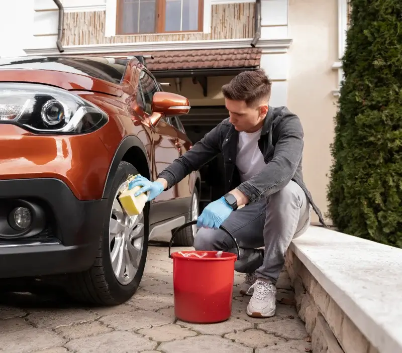 Lavage auto à domicile Saint-Brieuc : professionnel intervenant sur un véhicule